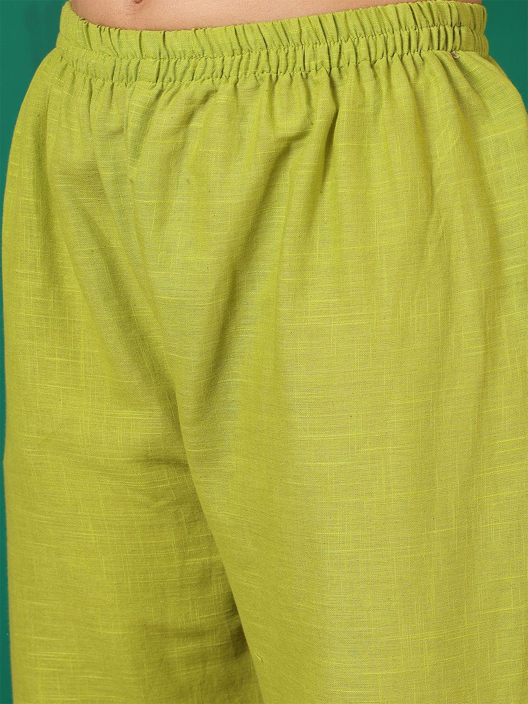 Puede incluir: Primer plano de un pantalón verde lima con cintura elástica. La tela tiene un aspecto texturizado. El pantalón es de color liso y parece estar hecho de un material ligero. El pantalón forma parte de un conjunto de ropa.